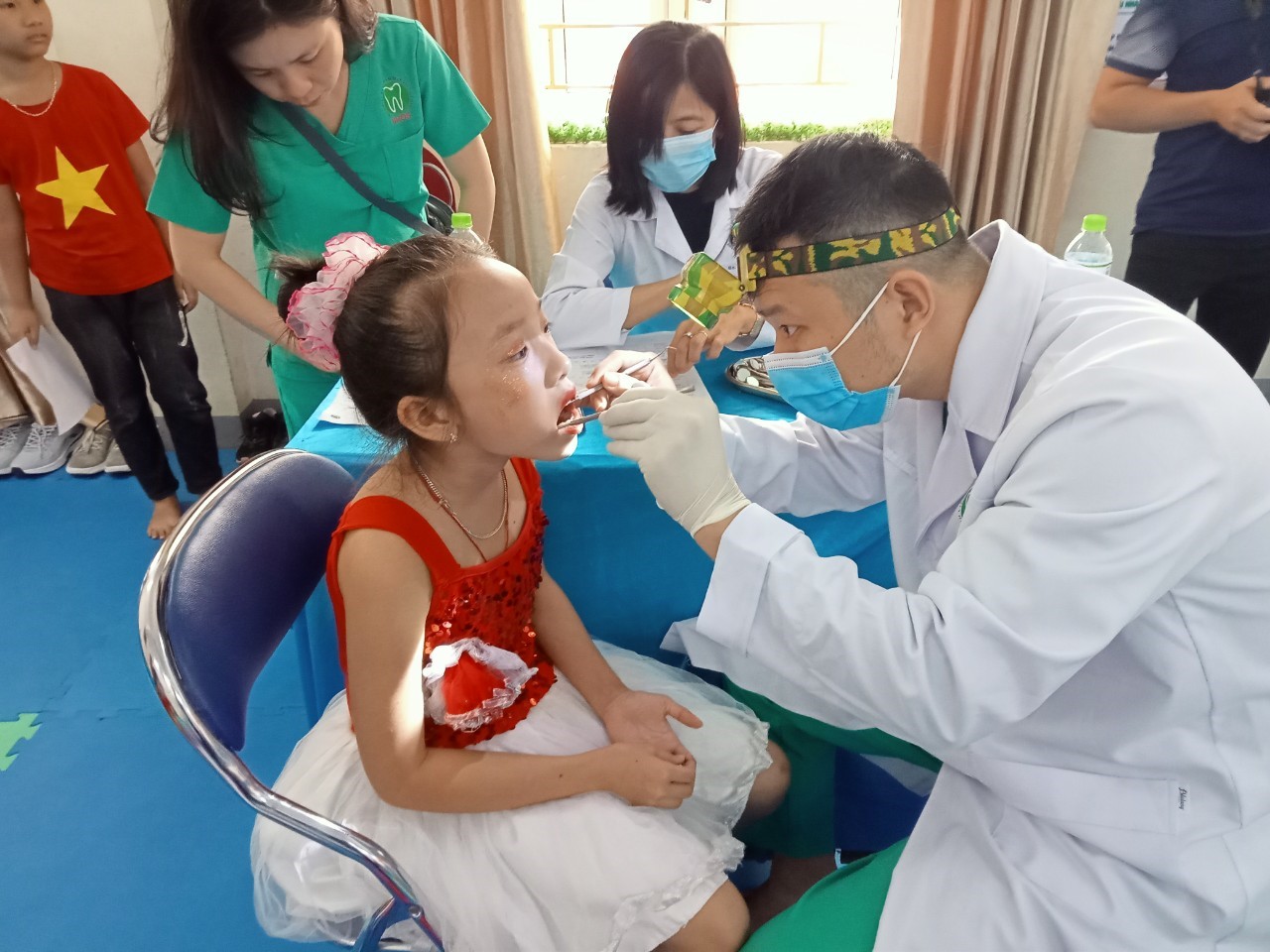 Các bác sĩ của BV RHM TW HN khám răng cho các em học sinh